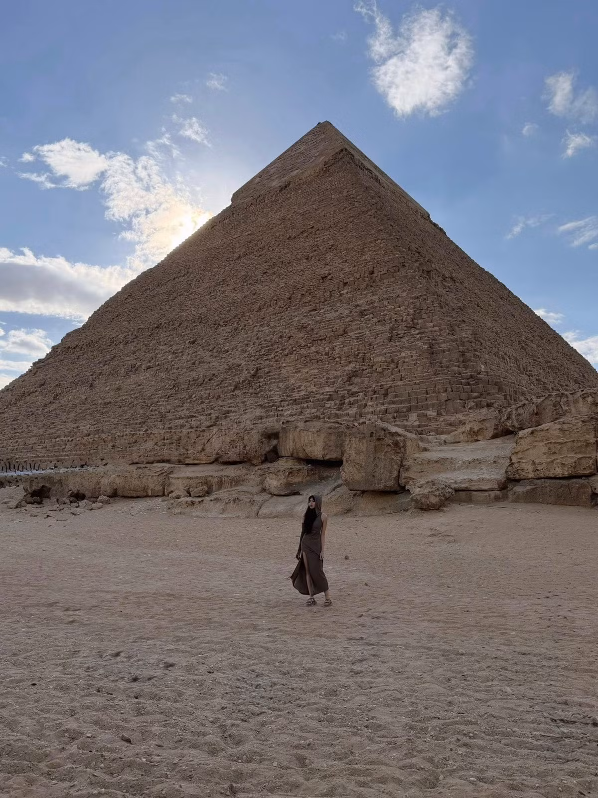 Dù không thể vào trong kim tự tháp, Khánh Vân cho biết chuyến đi Ai Cập vẫn để lại nhiều dấu ấn đáng nhớ. Cô ghi lại loạt hình ảnh bên kỳ quan cổ đại, trải nghiệm cưỡi lạc đà và tận hưởng không gian sa mạc rộng lớn.