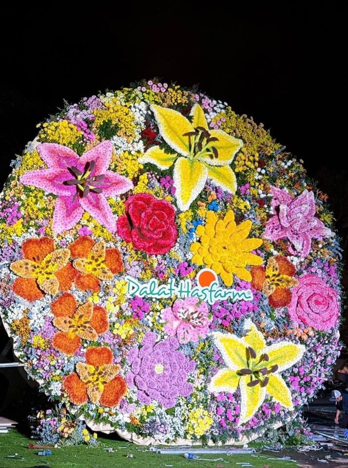 Du khách đến đây không chỉ được chiêm ngưỡng vẻ đẹp hoa tươi rực rỡ, mà còn có cơ hội tìm hiểu thông tin về từng loài hoa và quá trình tạo nên kỷ lục độc đáo này. Ảnh Vườn hoa Đà Lạt