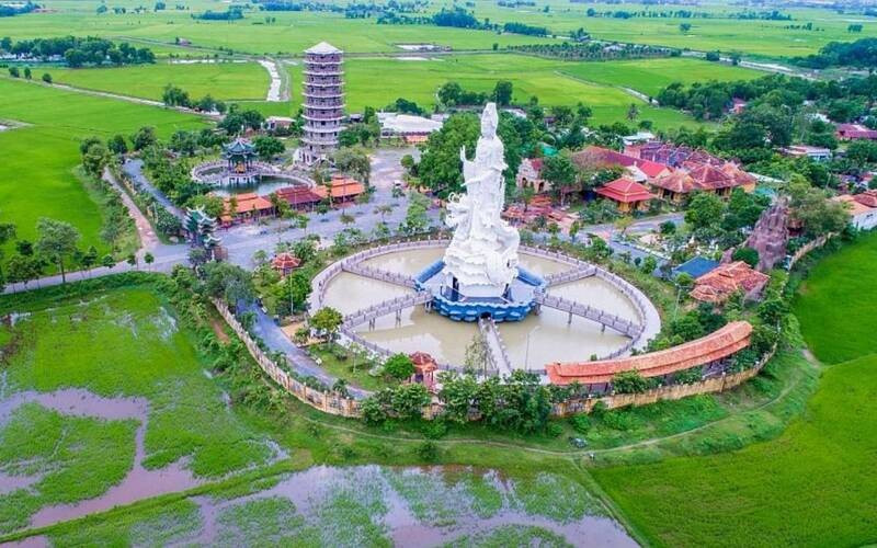 Một điểm đến khác mang đậm dấu ấn Phật giáo là Chùa Gò Kén, còn gọi là Thiền Lâm Cổ Tự. Ngôi chùa có lịch sử lâu đời, nằm giữa khuôn viên xanh mát, tách biệt với sự ồn ào bên ngoài. Trải qua nhiều lần trùng tu, chùa vẫn giữ được nét cổ kính và trang nghiêm vốn có. Ảnh MIA