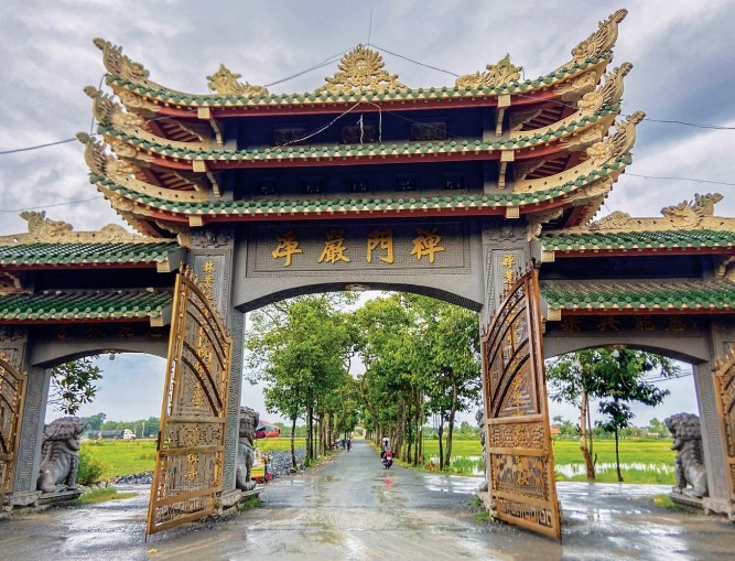 Nổi bật trong khuôn viên là tượng Phật Thích Ca nhập Niết Bàn với dáng vẻ uy nghi, thanh thoát, thu hút nhiều Phật tử và du khách đến chiêm bái, cầu bình an và tìm sự cân bằng trong tâm hồn. Ảnh Tapchidulich