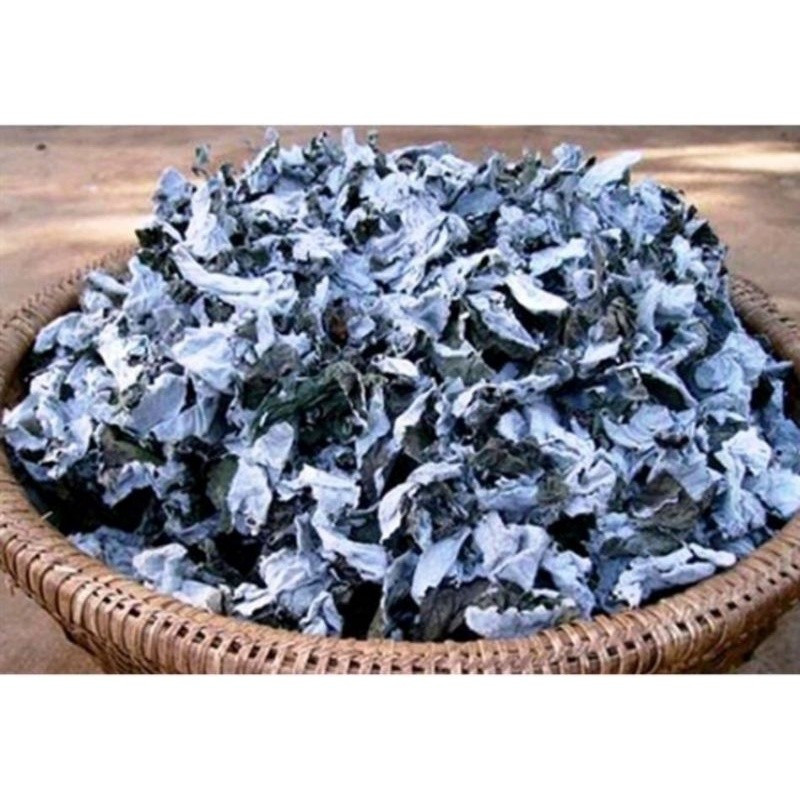 Theo người dân, để làm ra 1 kg lá gai khô cần khoảng 6 kg lá tươi. Lá sau khi thu hoạch được loại bỏ gân, xé nhỏ rồi phơi qua hai nắng lớn để giữ màu và hương vị. Ảnh Internet