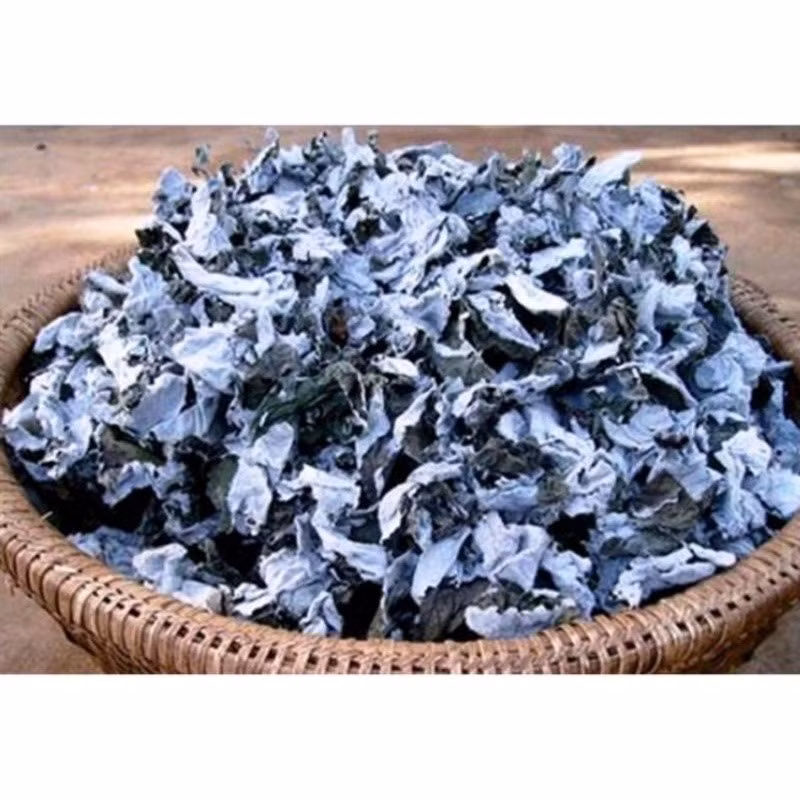 Theo người dân, để làm ra 1 kg lá gai khô cần khoảng 6 kg lá tươi. Lá sau khi thu hoạch được loại bỏ gân, xé nhỏ rồi phơi qua hai nắng lớn để giữ màu và hương vị. Ảnh Internet