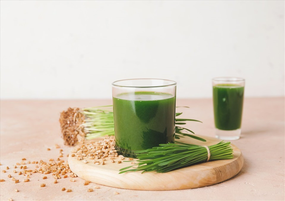 Lá lúa mì non cũng thường được sử dụng thay thế hoặc kết hợp, nhờ hàm lượng khoáng chất cao, giúp cung cấp năng lượng ổn định và hỗ trợ kiểm soát cân nặng. Ảnh minh họa