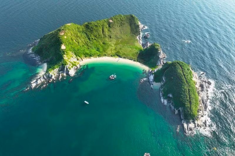 Dù nằm ở vị trí xa nhất trong quần đảo Cô Tô, việc di chuyển đến Đảo Trần nay đã thuận tiện hơn nhờ tuyến tàu cao tốc xuất phát từ cảng Cái Rồng, cảng tàu Ao Tiên (Đặc khu Vân Đồn) hoặc từ đảo Cô Tô lớn, đảo Thanh Lân. Ảnh Quý Cốc Tử