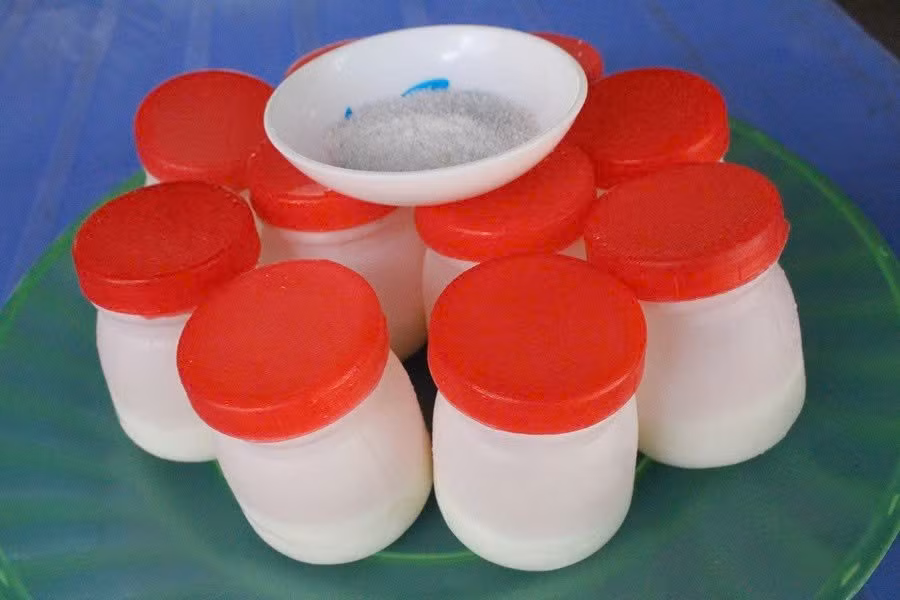 Thay vì ăn kèm với hoa quả hay siro, sữa chua ở đây lại được “ghép đôi” cùng muối biển. Chỉ một chút muối tinh chấm kèm, hương vị chua ngọt quen thuộc bỗng trở nên đậm đà, khiến vị giác như được đánh thức. Ảnh Bazan Travel