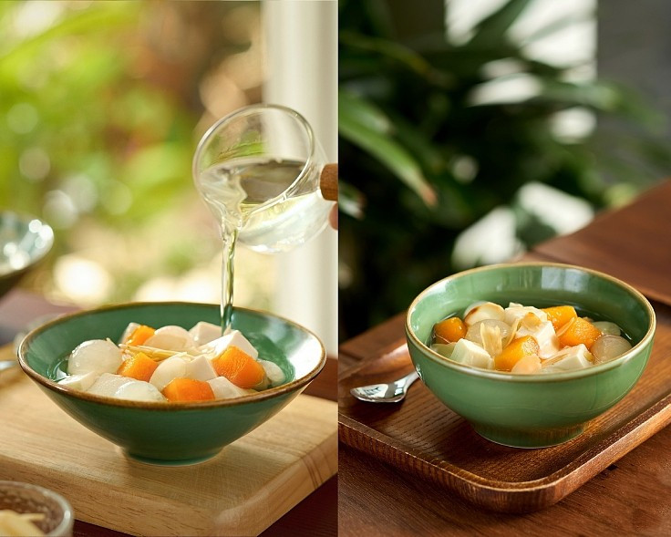 Danh sách của Michelin còn nhắc đến chè khúc bạch – món tráng miệng hiện đại được cho là bắt nguồn từ cộng đồng người Hoa tại TP HCM. Phần thạch làm từ sữa tươi có độ mềm, dai nhẹ, thoang thoảng hương phô mai, ăn kèm nước đường phèn nấu với nhãn hoặc vải. Khi dùng lạnh, chè khúc bạch mang lại cảm giác mát dịu, cân bằng giữa vị ngọt, béo và hương trái cây, rất được ưa chuộng trong những ngày nắng nóng. Ảnh guide.michelin