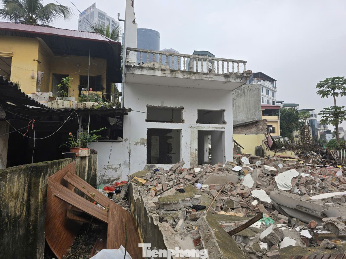 Nhằm bảo đảm tiến độ triển khai dự án theo kế hoạch, UBND phường Cầu Giấy đã đẩy mạnh công tác tuyên truyền, đối thoại, vận động người dân tự nguyện bàn giao mặt bằng. Với những trường hợp không bàn giao mặt bằng, phường sẽ áp dụng biện pháp cưỡng chế, dự kiến thực hiện trong quý I/2026.