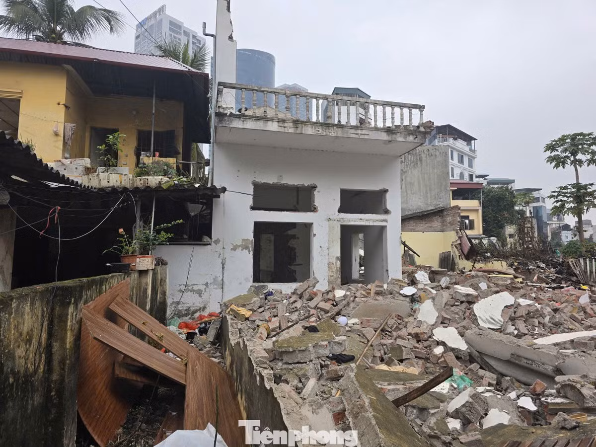 Nhằm bảo đảm tiến độ triển khai dự án theo kế hoạch, UBND phường Cầu Giấy đã đẩy mạnh công tác tuyên truyền, đối thoại, vận động người dân tự nguyện bàn giao mặt bằng. Với những trường hợp không bàn giao mặt bằng, phường sẽ áp dụng biện pháp cưỡng chế, dự kiến thực hiện trong quý I/2026.