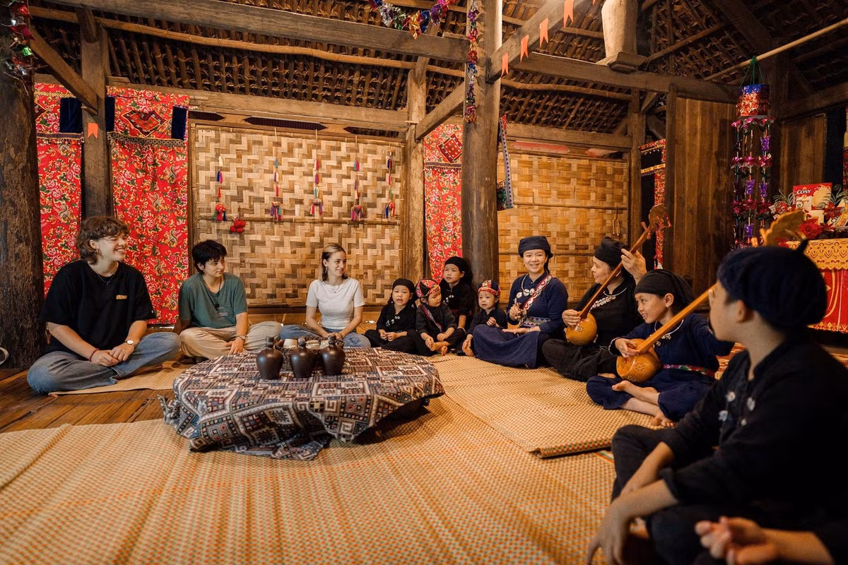 Ẩm thực ngày Tết cũng là điểm nhấn khó quên. Người dân làng Thái Hải vẫn lưu giữ hơn 100 món ăn truyền thống của người Tày, mang đậm hương vị núi rừng. Trên mâm cơm xuân, những món như khâu nhục, thịt trâu nướng, cá chép om bỗng rượu, xôi trám, xôi ngũ sắc hay các loại rau rừng dân dã không chỉ ngon miệng mà còn kể câu chuyện về nếp sống gắn bó với thiên nhiên của đồng bào nơi đây.