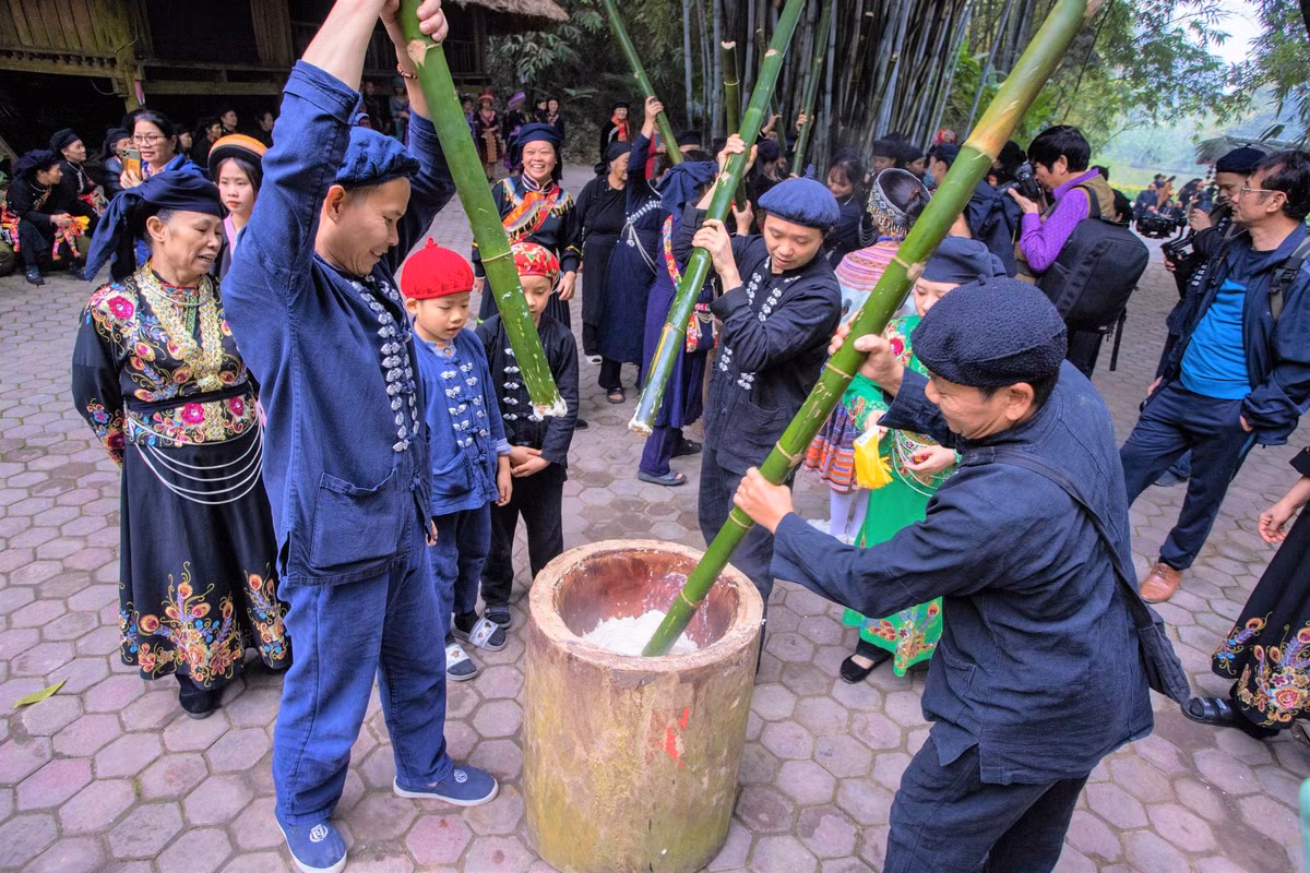 Những sản phẩm do họ làm ra – từ rau củ, măng rừng đến đồ thủ công, rượu men lá – đều được mang đến quầy hàng bán cho du khách. Toàn bộ tiền thu được đưa vào quỹ chung, dùng cho việc học hành của trẻ em trong bản, thuốc men, chăm sóc người già và các công việc cộng đồng.