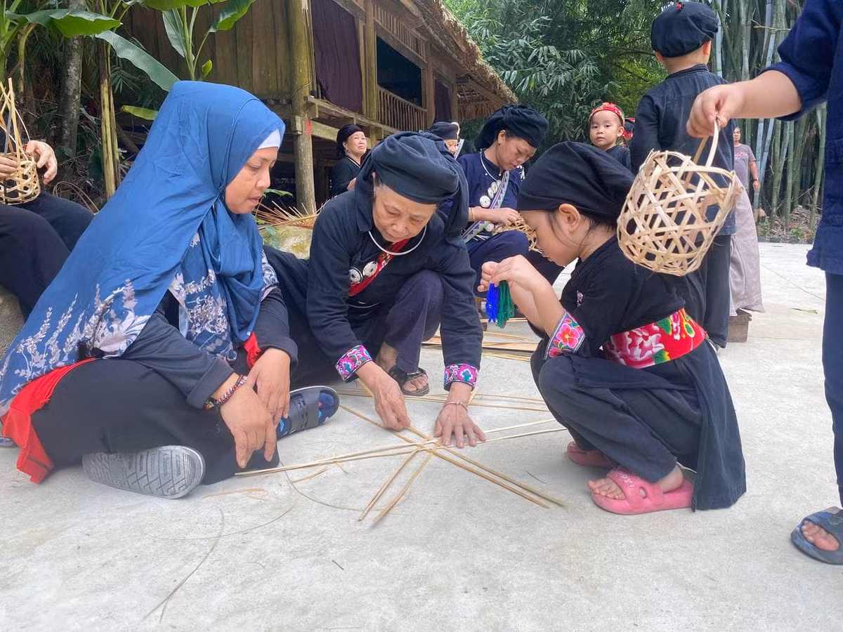 Không ai phải lo “miếng cơm manh áo”, khi cần vật dụng hay nguyên liệu sản xuất, người dân chỉ cần báo với quầy lễ tân của bản. Cách sống cộng đồng giúp giảm tối đa gánh nặng kinh tế, đồng thời khuyến khích tinh thần trách nhiệm và sự gắn kết.