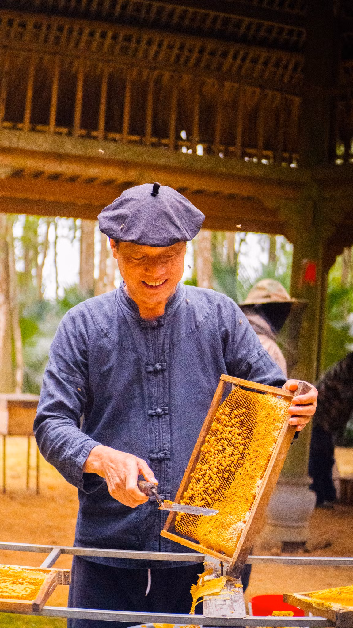 Văn hóa phi vật thể được bảo tồn nghiêm ngặt: người dân giao tiếp bằng tiếng Tày, hằng ngày luyện hát then, đàn tính tẩu, giữ gìn lễ hội Lồng Tồng, lễ mừng thọ, nghi thức thờ cúng tổ tiên. Nghi lễ rửa tay bằng nước giếng thần dành cho khách trước khi vào bản trở thành điểm nhấn thú vị, thể hiện sự tôn kính văn hóa bản địa đồng thời gửi gắm lời chúc bình an, may mắn.
