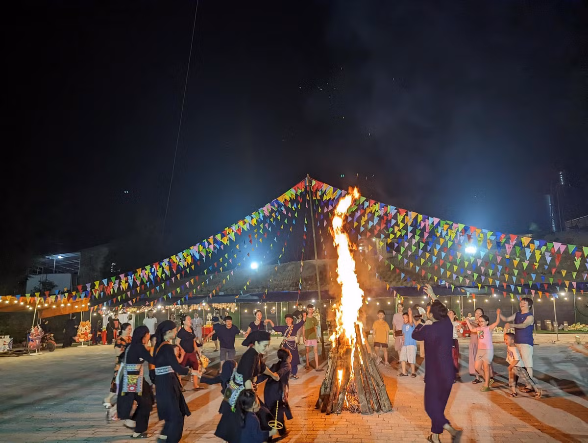 Mỗi ngôi nhà trong làng đều có chức năng riêng. “Nhà thuốc” lưu giữ và bào chế thuốc nam gia truyền, cung cấp cho dân làng và du khách; “Nhà rượu” nấu rượu men lá, bảo tồn kỹ thuật chưng cất truyền thống; “Nhà đan lát” tạo ra đồ gia dụng bằng tre nứa phục vụ sinh hoạt và bán cho khách tham quan.