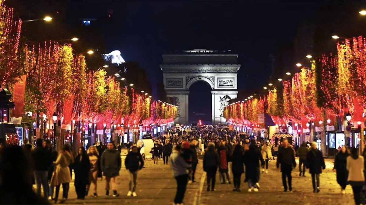 Cũng tại lục địa già, Paris khiến mùa Giáng sinh trở nên lãng mạn theo cách rất riêng. “Kinh đô ánh sáng” trở nên rực rỡ hơn khi các đại lộ lớn như Champs-Élysées được thắp sáng bằng hàng ngàn bóng đèn, tạo nên khung cảnh lung linh trong đêm đông. Những khu chợ Noel nhỏ, mùi hạt dẻ rang, bánh ngọt Pháp và khoảnh khắc tháp Eiffel tỏa sáng giữa trời đêm mang đến cho du khách cảm giác vừa ấm áp, vừa nên thơ. Giáng sinh ở Paris không quá ồn ào mà nhẹ nhàng, tinh tế, phù hợp với những ai yêu sự lãng mạn.