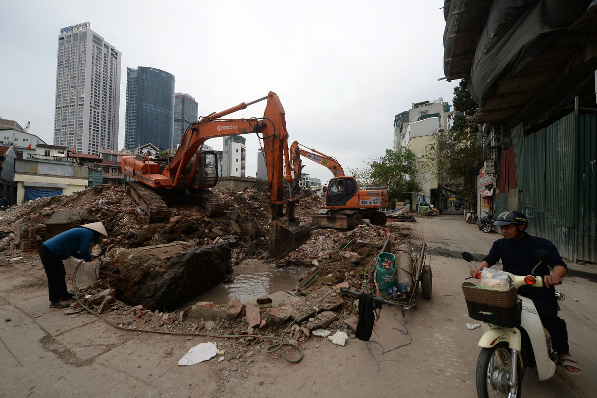 Giải phóng mặt bằng được xác định là “nút thắt” quyết định tiến độ toàn dự án. Từ sau ngày 1/7/2025, đặc biệt sau Thông báo số 117 ngày 13/12/2025 của Thành ủy Hà Nội về kết luận của Bí thư Thành ủy Hà Nội Nguyễn Duy Ngọc, các đơn vị chức năng đã tăng cường đối thoại, vận động để tháo gỡ vướng mắc.