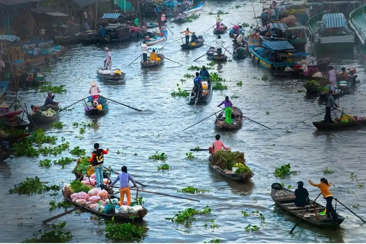 Không ồn ã như Cần Thơ, không náo nhiệt như Mỹ Tho, Châu Đốc (An Giang) cuốn hút theo một cách rất riêng – bình dị, chân phương và đậm bản sắc vùng biên. Tại đây, mỗi lát cắt đời sống đều được nhuộm màu văn hóa của cộng đồng Khmer, Chăm, Hoa và Kinh: từ kiến trúc chùa chiền, tiếng rao trên sông đến hương vị trong từng món ăn. Ảnh merperlenuisam