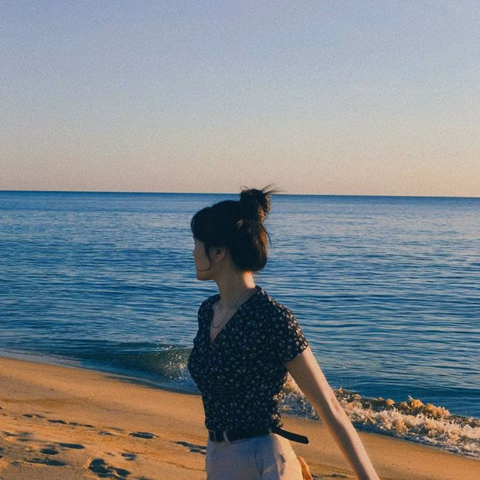 Một điểm cộng khiến Vinh Thanh trở nên đặc biệt chính là ẩm thực ven biển. Du khách có thể thưởng thức các món hải sản tươi sống như mực nướng, cá hấp, hàu nướng mỡ hành… do chính người dân địa phương chế biến ngay tại bãi biển. Vừa nhâm nhi đặc sản vừa ngắm biển trời yên ả là trải nghiệm khó quên với bất kỳ ai từng đặt chân đến vùng biển này. Ảnh MIA