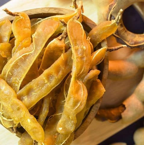 Me chứa Kali và Magie – hai khoáng chất quan trọng cho sức khỏe xương, giúp tăng mật độ xương và ngăn ngừa loãng xương theo tuổi tác. Bên cạnh đó, Vitamin B1 (Thiamin) trong me hỗ trợ hoạt động của hệ thần kinh và cơ bắp, giúp giảm tê bì, chuột rút và đau nhức cơ. Ảnh minh hoạ