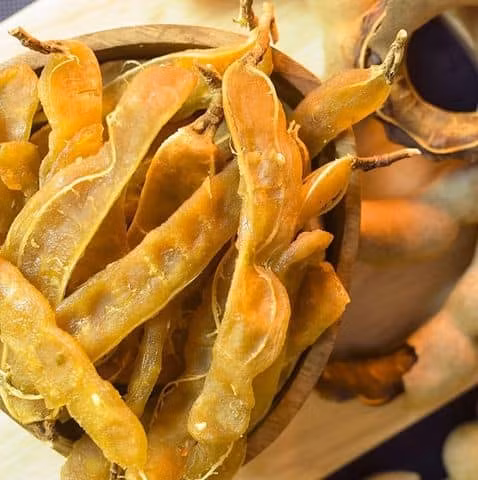 Me chứa Kali và Magie – hai khoáng chất quan trọng cho sức khỏe xương, giúp tăng mật độ xương và ngăn ngừa loãng xương theo tuổi tác. Bên cạnh đó, Vitamin B1 (Thiamin) trong me hỗ trợ hoạt động của hệ thần kinh và cơ bắp, giúp giảm tê bì, chuột rút và đau nhức cơ. Ảnh minh hoạ