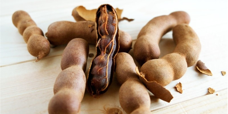 Nhờ chứa lượng chất xơ dồi dào, me là một trong những loại quả tự nhiên giúp nhuận tràng hiệu quả. Chất xơ trong me thúc đẩy nhu động ruột, làm mềm phân, từ đó hỗ trợ tiêu hóa, giảm đầy hơi và ngăn ngừa táo bón một cách nhẹ nhàng và an toàn. Đây cũng là lý do nhiều gia đình Việt thường sử dụng me trong các món ăn hoặc nước chấm vừa thơm vừa bổ dưỡng. Ảnh minh hoạ