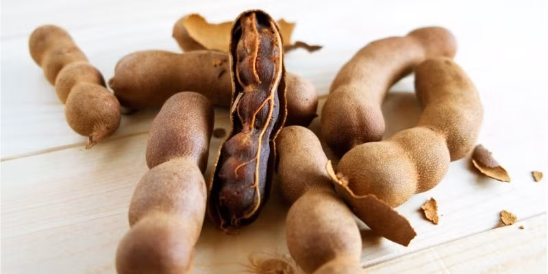 Nhờ chứa lượng chất xơ dồi dào, me là một trong những loại quả tự nhiên giúp nhuận tràng hiệu quả. Chất xơ trong me thúc đẩy nhu động ruột, làm mềm phân, từ đó hỗ trợ tiêu hóa, giảm đầy hơi và ngăn ngừa táo bón một cách nhẹ nhàng và an toàn. Đây cũng là lý do nhiều gia đình Việt thường sử dụng me trong các món ăn hoặc nước chấm vừa thơm vừa bổ dưỡng. Ảnh minh hoạ