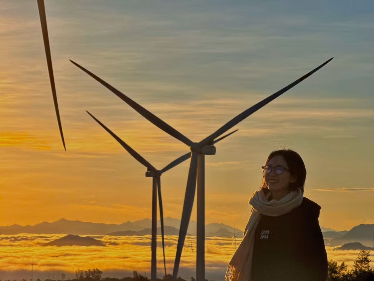 Hiện Khe Sanh chưa có sân bay, song việc di chuyển khá thuận tiện. Du khách từ Hà Nội hoặc TP Hồ Chí Minh có thể bay đến sân bay Phú Bài (Huế), sau đó tiếp tục đi xe khách hoặc xe ghép lên Khe Sanh. Thời gian di chuyển từ Huế lên đây mất khoảng 3–4 giờ. Một số du khách lựa chọn tàu hỏa, dừng tại ga Đông Hà rồi bắt xe khách theo tuyến Quốc lộ 9 lên xã Khe Sanh. Tuyến Đông Hà – Khe Sanh có nhiều chuyến mỗi ngày, thời gian đi khoảng 1,5 giờ.