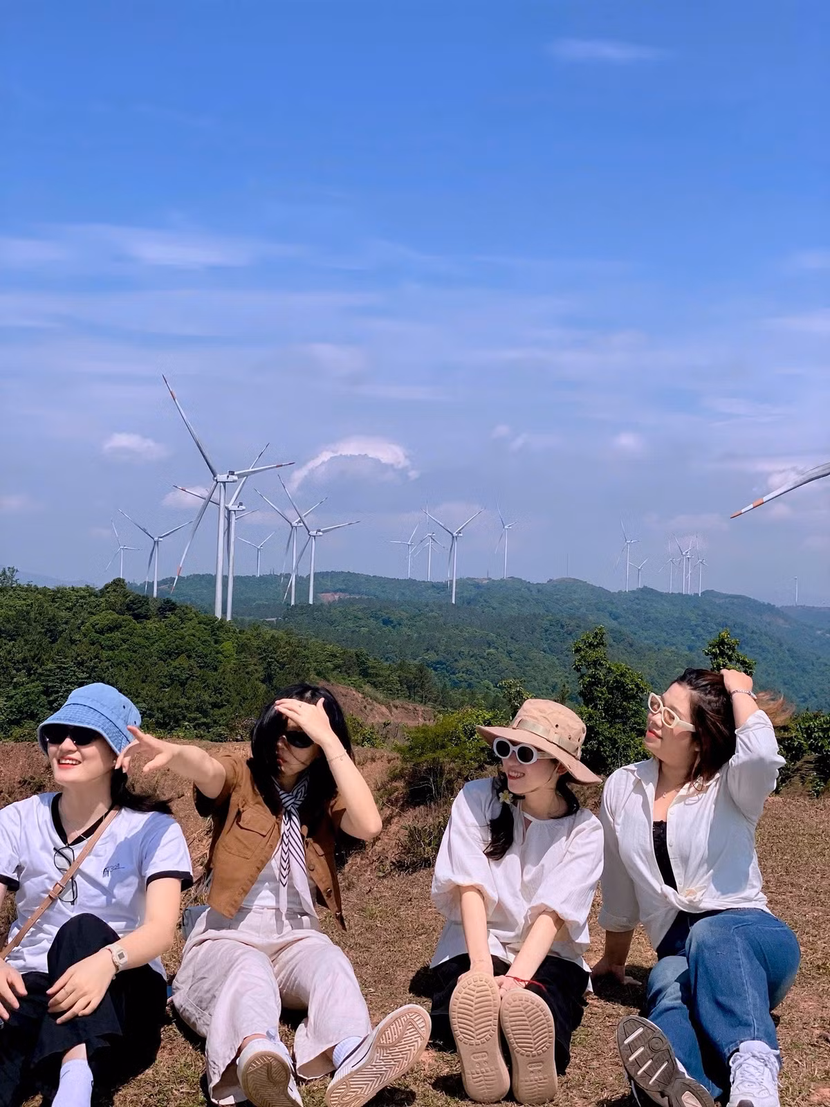 Với những du khách đam mê chinh phục, hành trình trekking đỉnh Voi Mẹp được xem là nóc nhà của Quảng Trị là thử thách đáng giá, song đòi hỏi thể lực tốt và sự chuẩn bị kỹ lưỡng.