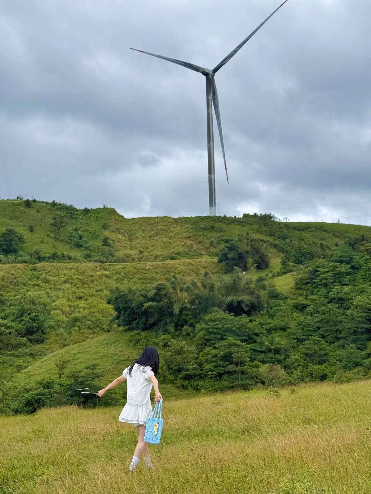 Ở khía cạnh trải nghiệm thiên nhiên, Khe Sanh gây ấn tượng với hệ thống rừng, thác và đồi cỏ trải dài. Rừng phong hương chuyển sắc theo mùa, các thác nước như Chênh Vênh, Tà Puồng hay những đồi cỏ ở xã Húc, Xa Reng mang đến không gian hoang sơ, thích hợp cho trekking và săn ảnh.