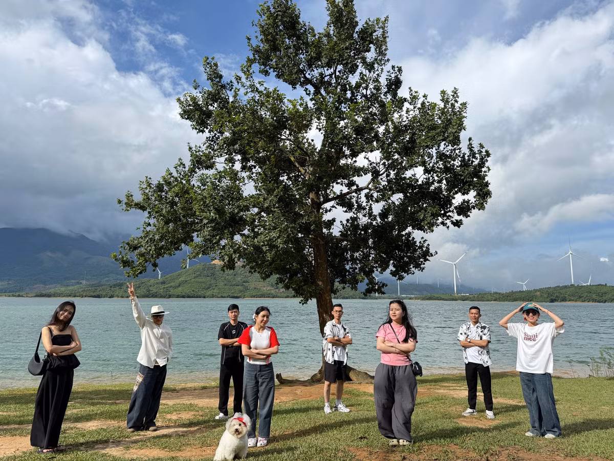 Một điểm nhấn khác của Khe Sanh những năm gần đây là các cánh đồng điện gió trải trên triền núi. Những tua-bin gió tại Hướng Tân, Liên Lập, Amaccao hay Cu Vơ đã trở thành tọa độ săn mây, ngắm bình minh và hoàng hôn được nhiều du khách tìm đến.