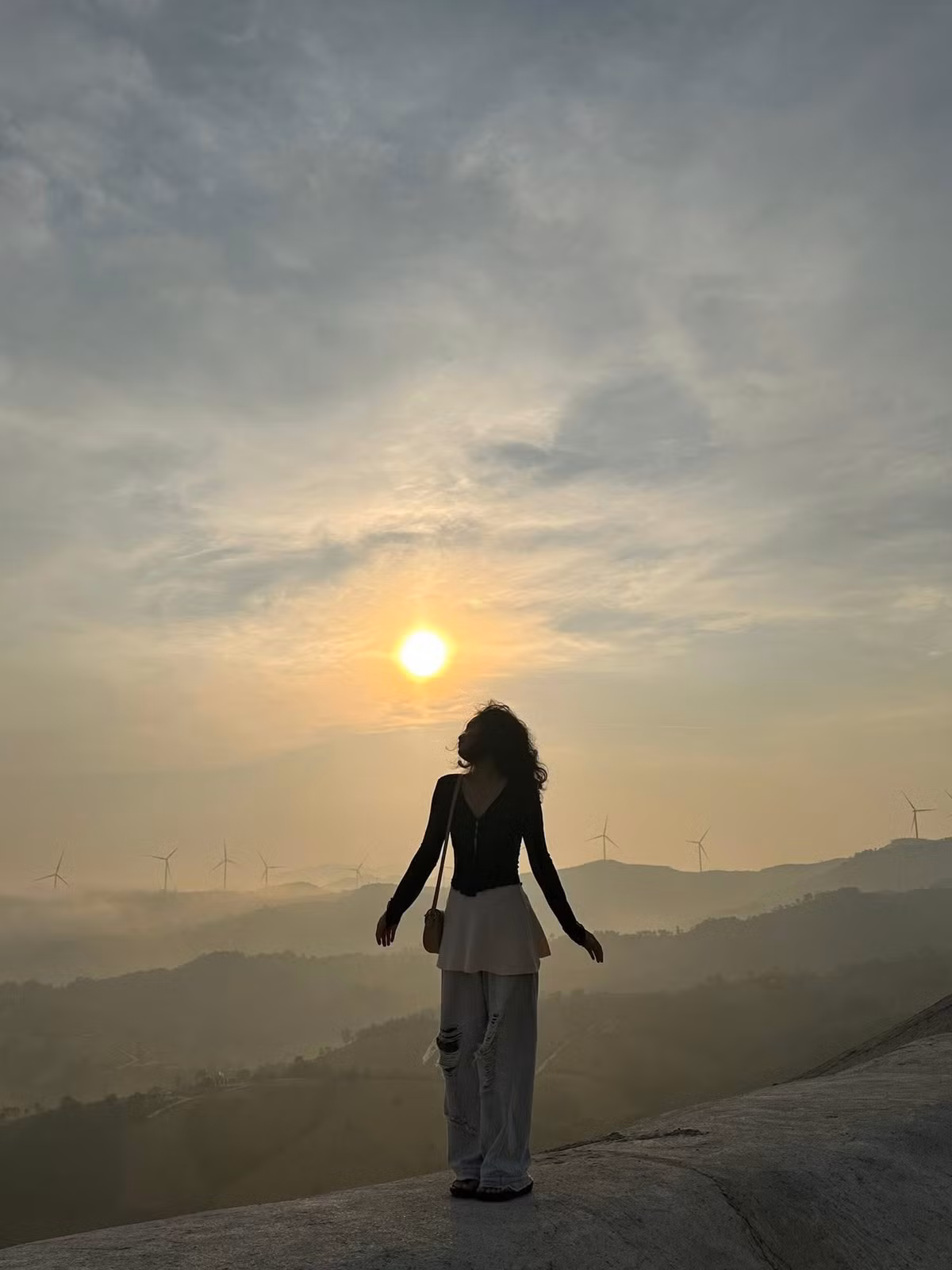 Trong không gian thoáng đạt của núi rừng, hình ảnh những cánh quạt gió quay chậm giữa biển mây tạo nên khung cảnh vừa hùng vĩ vừa bình yên.