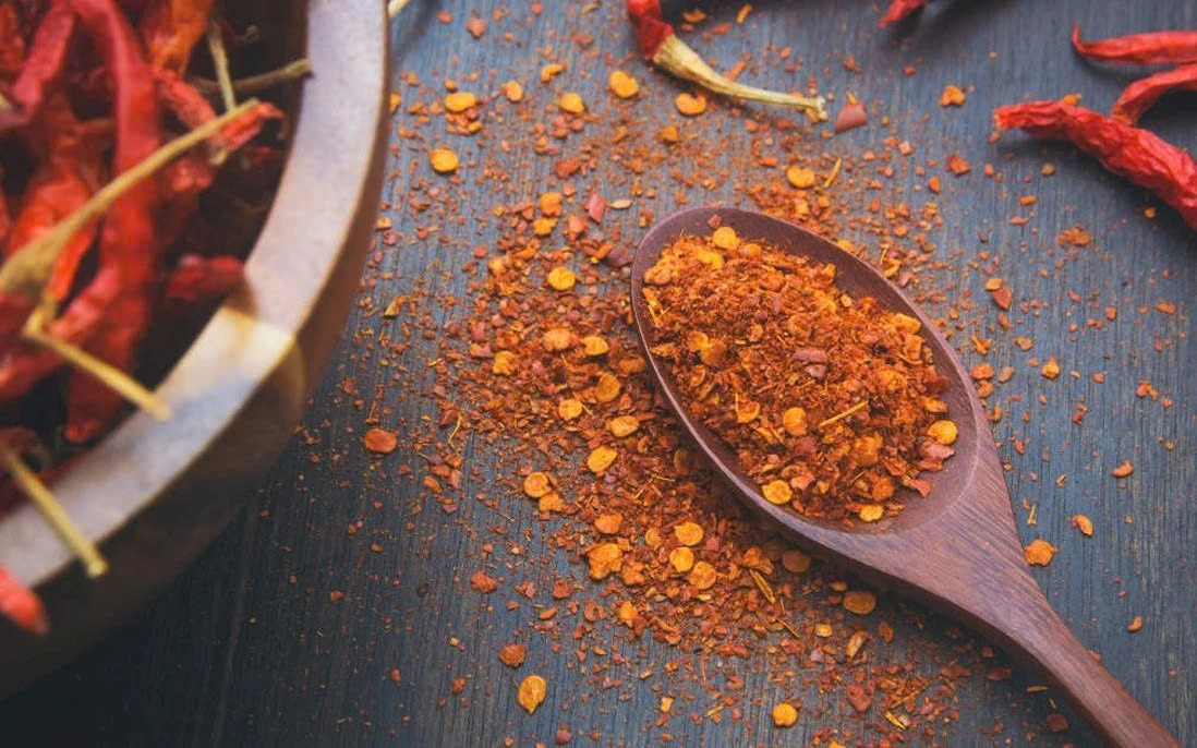 Vị cay nồng của ớt cayenne đến từ capsaicin – hợp chất khiến cơ thể phải “làm việc nhiều hơn” để điều hòa nhiệt độ. Quá trình này giúp đốt cháy thêm calo, kể cả khi bạn không vận động. Đồng thời, capsaicin còn hỗ trợ kiểm soát cảm giác thèm ăn, hạn chế tình trạng ăn quá mức. Ảnh minh họa