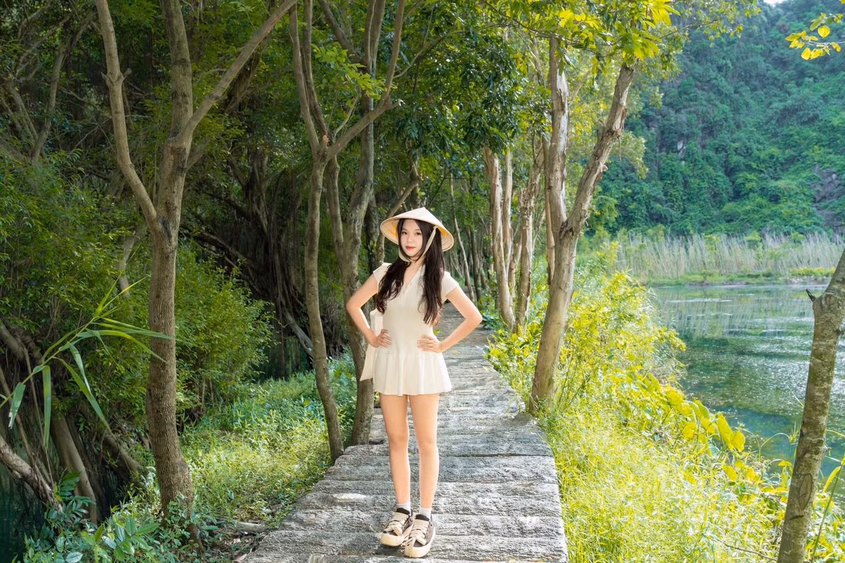 Tam Cốc mùa hoa súng không chỉ đem đến cảnh đẹp mê hồn mà còn mang lại trải nghiệm bình yên, thư giãn giữa thiên nhiên. Đây chắc chắn là điểm đến lý tưởng cho những ai muốn lưu giữ khoảnh khắc tuyệt đẹp, thoát khỏi nhịp sống phố thị và tận hưởng sự yên bình của núi sông Ninh Bình. Ảnh Thuỳ Dương