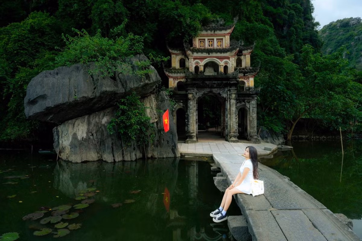 Chuyến đi sẽ không trọn vẹn nếu bỏ qua chùa Bích Động, ngôi chùa cổ nép mình bên núi đá, rêu phong và trầm mặc. Không gian yên bình nơi đây khiến du khách như được chạm vào một phần lịch sử của Ninh Bình, đồng thời là điểm dừng chân lý tưởng sau một ngày trải nghiệm thiên nhiên. Ảnh Thuỳ Dương