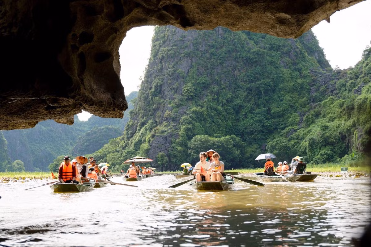 Không chỉ là thiên đường của hoa súng, Tam Cốc còn níu chân du khách bằng những trải nghiệm trọn vẹn. Ảnh Thuỳ Dương
