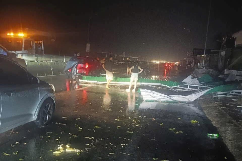 Giông lốc cuốn bay mái tôn chắn ngang quốc lộ 1 đoạn qua xã Nghi Lộc tối 5/10