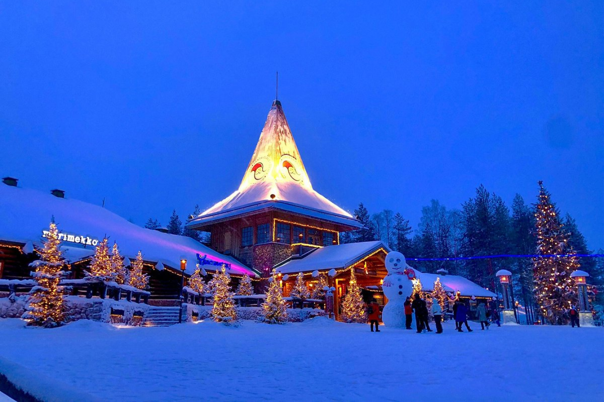 Cũng nằm trên Vòng Bắc Cực, Rovaniemi thủ phủ của vùng Lapland là điểm đến mà nhiều du khách lựa chọn để chạm tay vào Giáng sinh đúng nghĩa. Thị trấn này nổi tiếng với làng ông già Noel, các tour săn Bắc Cực Quang, trải nghiệm xe chó kéo và khách sạn băng độc đáo. Giữa tiết trời giá lạnh, những hoạt động đặc trưng này lại mang đến cảm giác ấm áp và hứng khởi, đặc biệt với các gia đình và du khách yêu thích trải nghiệm mới lạ. Ảnh Vietravel