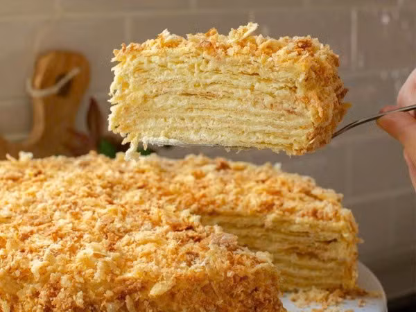 Điểm thú vị là một số bạn trẻ đã biến bánh Napoleon thành lựa chọn thay cho bánh sinh nhật truyền thống. Ngoài phiên bản cơ bản, nhiều cửa hàng sáng tạo khi kết hợp bánh với sốt caramel, kem chanh hay các loại trái cây tươi, tạo nên nhiều hương vị hấp dẫn và độc đáo. Ảnh minh hoạ