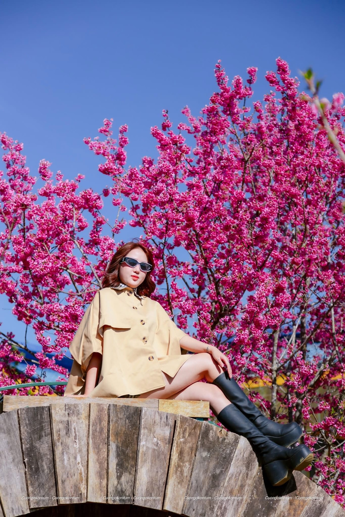 Theo các cơ sở lưu trú, lượng khách đến Măng Đen trong những ngày đầu năm tăng rõ rệt, chủ yếu là khách đi theo nhóm gia đình và nhóm bạn trẻ, có nhu cầu nghỉ dưỡng, chụp ảnh và trải nghiệm thiên nhiên. Ảnh Măng Đen Đại Ngàn