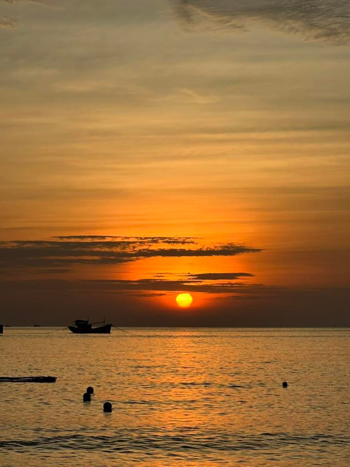 Du khách có thể ở homestay, nhà nghỉ hay các resort nhỏ ven biển, dễ dàng thuê xe máy khám phá đảo hoặc di chuyển bằng tàu nhỏ tới các hòn đảo lân cận. Một số điểm đến được yêu thích gồm Hòn Mấu, Hòn Dầu và Hòn Hai Bờ Đập, trong đó Hòn Hai Bờ Đập vẫn giữ nguyên nét hoang sơ, dân cư thưa thớt, phù hợp với những du khách muốn tìm không gian yên tĩnh, thư giãn và hòa mình vào thiên nhiên. Ảnh iVIVU