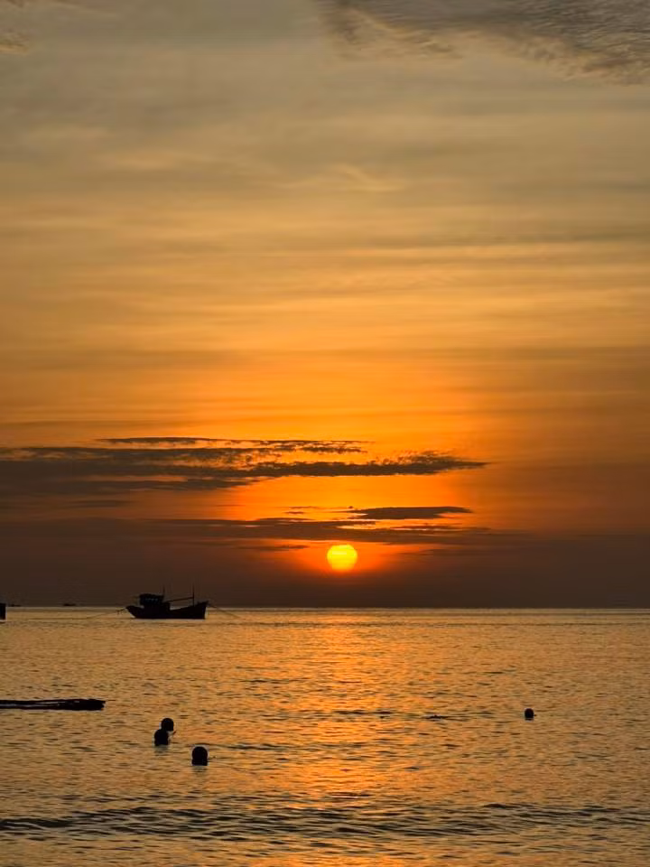 Du khách có thể ở homestay, nhà nghỉ hay các resort nhỏ ven biển, dễ dàng thuê xe máy khám phá đảo hoặc di chuyển bằng tàu nhỏ tới các hòn đảo lân cận. Một số điểm đến được yêu thích gồm Hòn Mấu, Hòn Dầu và Hòn Hai Bờ Đập, trong đó Hòn Hai Bờ Đập vẫn giữ nguyên nét hoang sơ, dân cư thưa thớt, phù hợp với những du khách muốn tìm không gian yên tĩnh, thư giãn và hòa mình vào thiên nhiên. Ảnh iVIVU