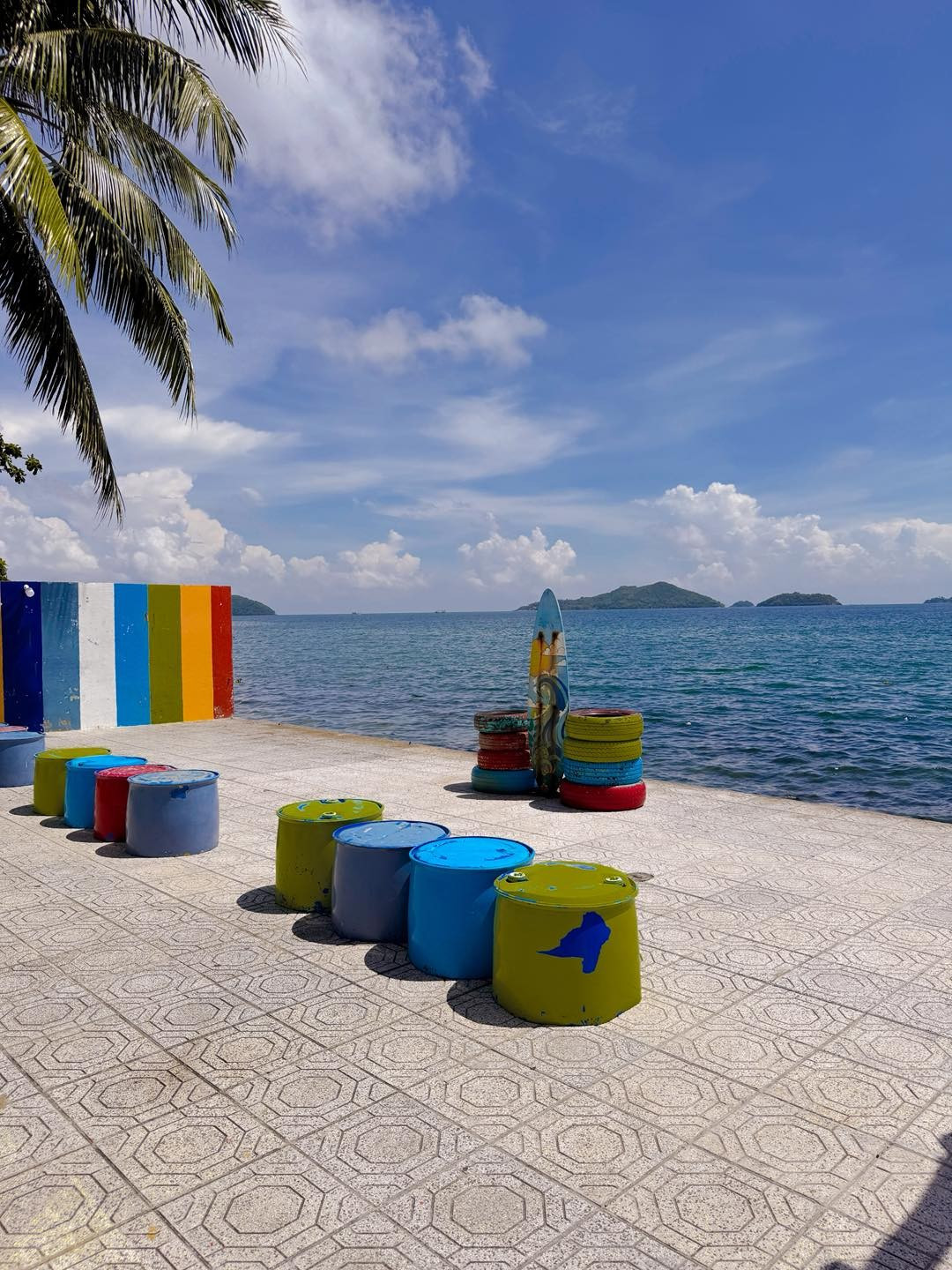 Nam Du đẹp nhất từ tháng 10 đến tháng 4 năm sau, khi biển êm, trời nắng, thuận lợi cho việc di chuyển giữa các đảo và tham quan. Ngược lại, mùa mưa bão từ tháng 5 đến tháng 9 thường xuất hiện sóng lớn, mưa bão ảnh hưởng đến tàu thuyền, nên du khách nên cân nhắc thời điểm đi. Khám phá Hòn Lớn, du khách sẽ có cơ hội trải nghiệm đời sống thường nhật của cư dân địa phương, từ chợ hải sản nhộn nhịp đến những hoạt động đánh bắt tôm, cá, ốc và nhum biển. Ảnh iVIVU