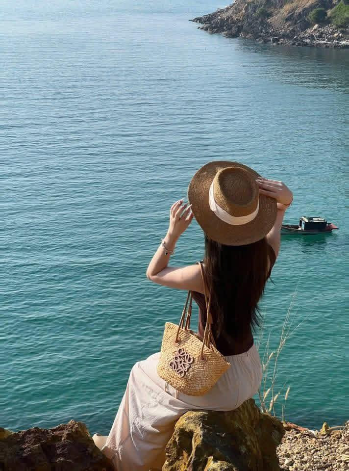 Với cảnh quan thiên nhiên nguyên sơ, nhịp sống chậm rãi, văn hóa biển đảo đậm nét và ẩm thực độc đáo, Nam Du đang ngày càng thu hút du khách trong và ngoài nước. Nơi đây không chỉ là điểm nghỉ dưỡng lý tưởng mà còn là không gian để tìm lại sự thanh bình, thư giãn và kết nối với thiên nhiên. Ảnh Nam Du Tourist