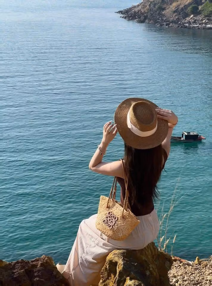 Với cảnh quan thiên nhiên nguyên sơ, nhịp sống chậm rãi, văn hóa biển đảo đậm nét và ẩm thực độc đáo, Nam Du đang ngày càng thu hút du khách trong và ngoài nước. Nơi đây không chỉ là điểm nghỉ dưỡng lý tưởng mà còn là không gian để tìm lại sự thanh bình, thư giãn và kết nối với thiên nhiên. Ảnh Nam Du Tourist