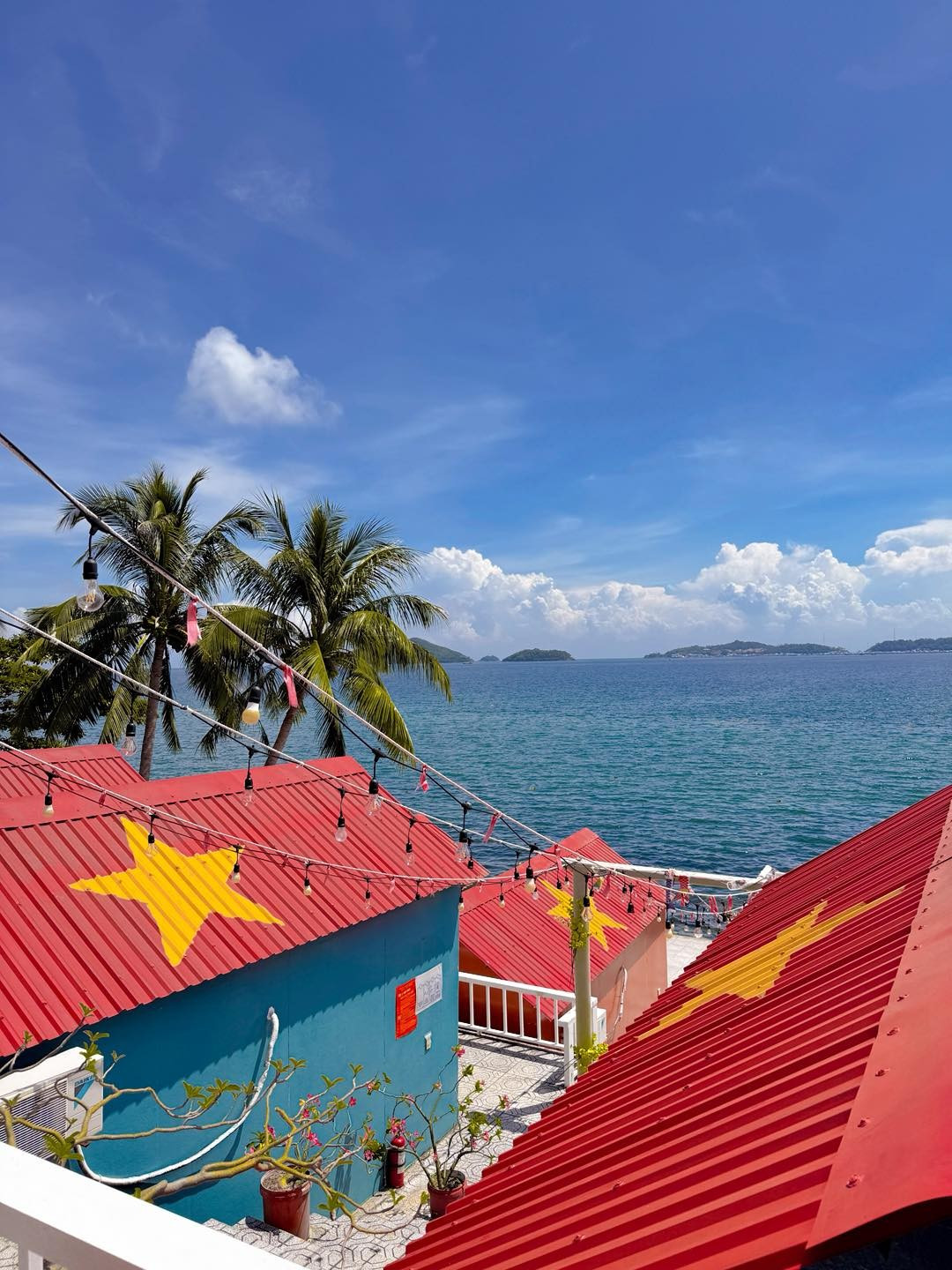 Ẩm thực Nam Du cũng là một điểm nhấn đáng nhớ. Các món ăn trên đảo được chế biến đơn giản, giữ nguyên hương vị tươi ngon của nguyên liệu. Trong đó, ốc tai tượng là đặc sản nổi bật, thịt giòn ngọt, chế biến luộc, hấp hay nấu cháo đều hấp dẫn. Bên cạnh đó, nhum biển nướng mỡ hành hay cá xương xanh nướng bẹ chuối cũng là những món được nhiều du khách yêu thích, nhờ hương vị tự nhiên, đậm đà, kết hợp với không gian biển xanh nắng vàng, tạo nên trải nghiệm ẩm thực khó quên. Ảnh iVIVU