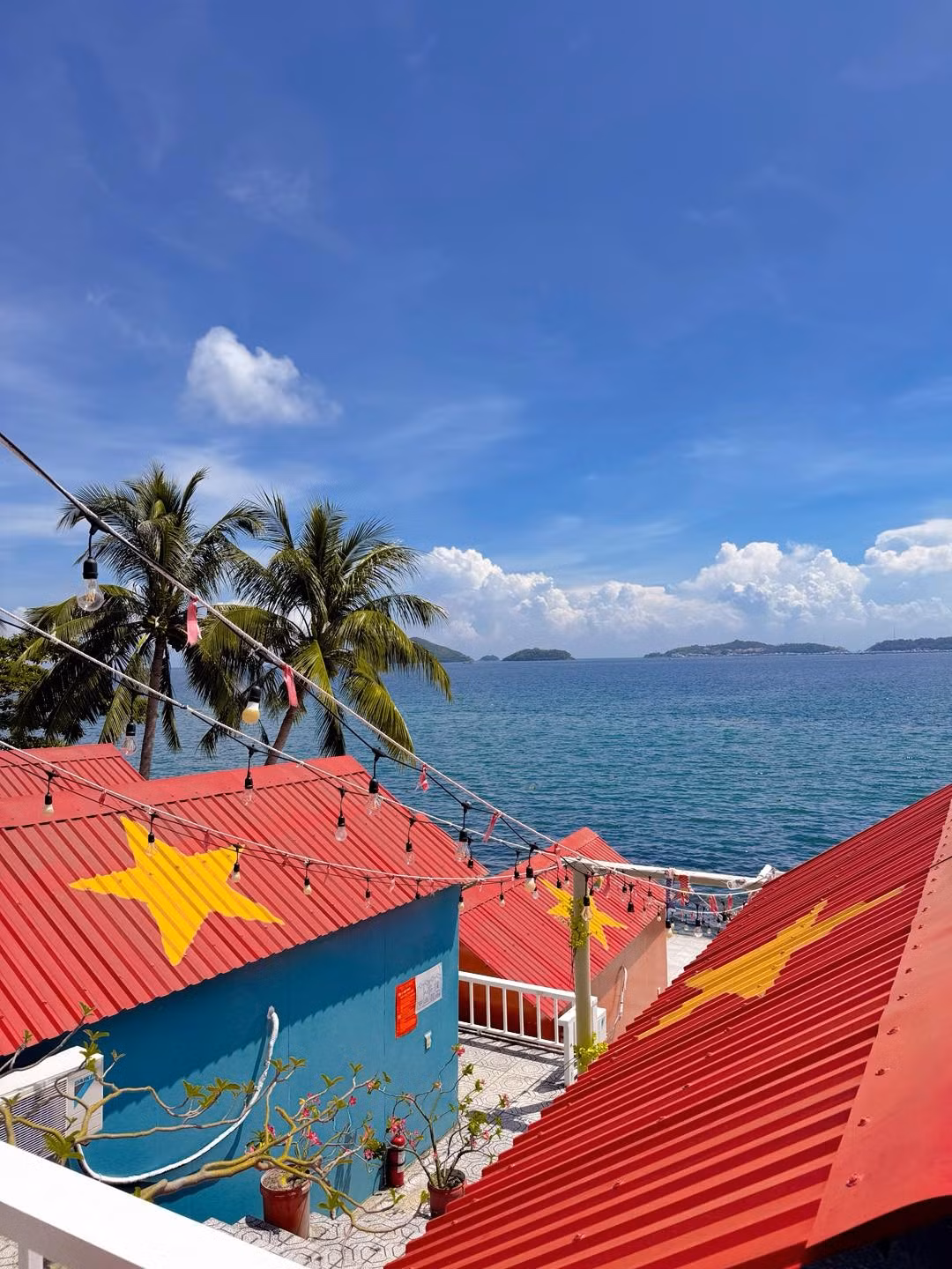 Ẩm thực Nam Du cũng là một điểm nhấn đáng nhớ. Các món ăn trên đảo được chế biến đơn giản, giữ nguyên hương vị tươi ngon của nguyên liệu. Trong đó, ốc tai tượng là đặc sản nổi bật, thịt giòn ngọt, chế biến luộc, hấp hay nấu cháo đều hấp dẫn. Bên cạnh đó, nhum biển nướng mỡ hành hay cá xương xanh nướng bẹ chuối cũng là những món được nhiều du khách yêu thích, nhờ hương vị tự nhiên, đậm đà, kết hợp với không gian biển xanh nắng vàng, tạo nên trải nghiệm ẩm thực khó quên. Ảnh iVIVU