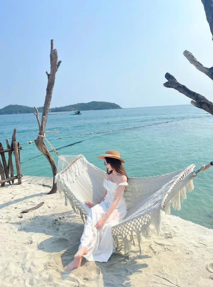 Khi du lịch Nam Du, du khách nên chuẩn bị đồ dùng cá nhân cần thiết, thuốc chống say sóng, kem chống nắng và kiểm tra lịch tàu, thời tiết trước khi di chuyển giữa các đảo. Giữ gìn vệ sinh, tôn trọng đời sống cư dân địa phương là điều cần thiết, đồng thời nên dành ít nhất 2–3 ngày để khám phá trọn vẹn quần đảo và các đảo nhỏ xung quanh. Ảnh Nam Du Tourist