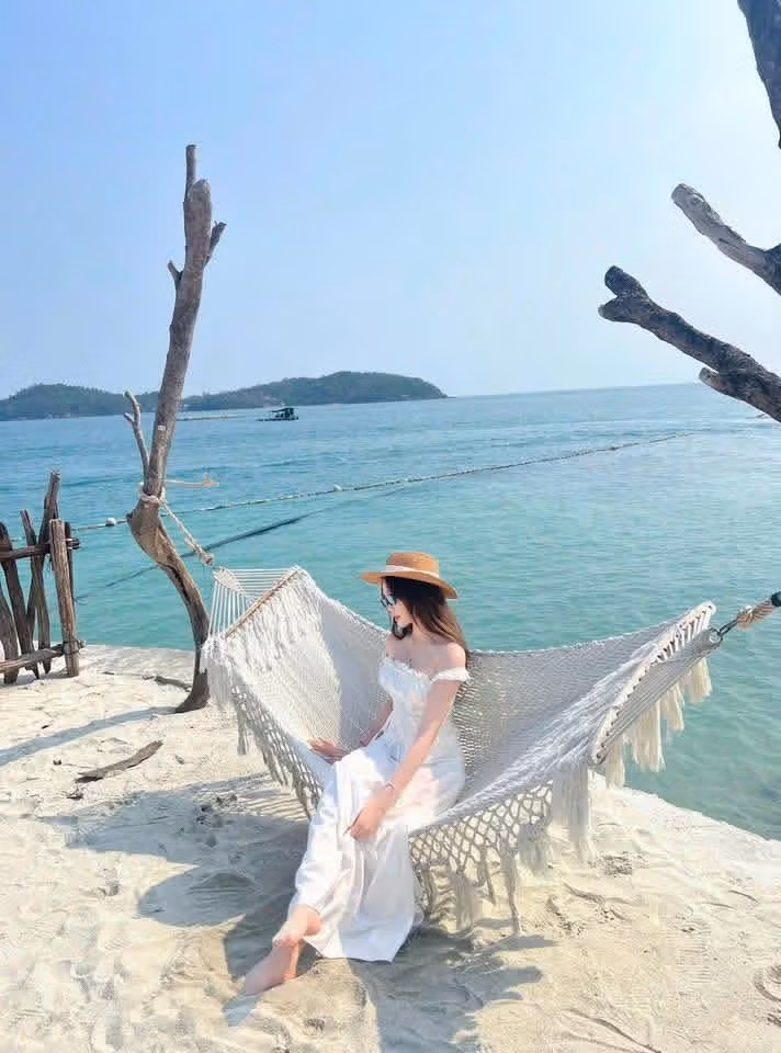 Khi du lịch Nam Du, du khách nên chuẩn bị đồ dùng cá nhân cần thiết, thuốc chống say sóng, kem chống nắng và kiểm tra lịch tàu, thời tiết trước khi di chuyển giữa các đảo. Giữ gìn vệ sinh, tôn trọng đời sống cư dân địa phương là điều cần thiết, đồng thời nên dành ít nhất 2–3 ngày để khám phá trọn vẹn quần đảo và các đảo nhỏ xung quanh. Ảnh Nam Du Tourist