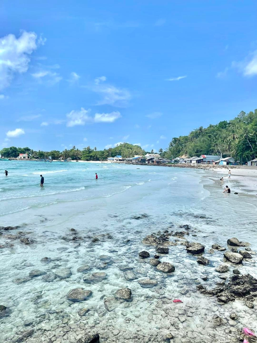 Việc di chuyển bằng xe máy dọc theo bờ biển hay thuê tàu nhỏ khám phá các đảo xung quanh đem lại những trải nghiệm thú vị, khi du khách vừa có thể ngắm rặng dừa nghiêng bóng, bãi cát trắng mịn, vừa chiêm ngưỡng những vách núi đá cheo leo ôm lấy biển xanh. Không gian yên bình, khung cảnh hoang sơ giúp du khách thực sự thư giãn, tạm rời xa nhịp sống ồn ào nơi phố thị. Ảnh Internet