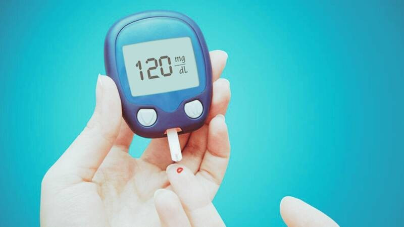 Ngoài các thực phẩm tinh bột hay đồ ngọt, một số loại hạt tưởng chừng “lành” lại có thể khiến đường huyết tăng cao, gây áp lực lên mạch máu và tiềm ẩn nguy cơ biến chứng. Trong đó, đậu phộng, hạt dưa và hạt thông là ba loại hạt cần được người bệnh cân nhắc kỹ. Ảnh minh họa