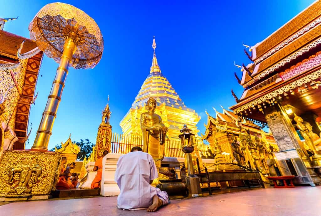 Điều đầu tiên du khách nên làm khi đến Chiang Mai là tham quan Wat Phra That Doi Suthep, ngôi chùa nổi tiếng nằm trên đỉnh núi, từ đây bạn có thể chiêm ngưỡng toàn cảnh thành phố. Ảnh dulich